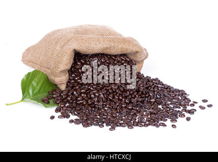 Kaffeebohnen in Leinensack mit Blatt isoliert auf weißem Hintergrund Stockfoto