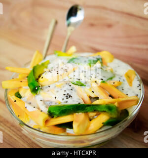 Süße Suppe mit Jackfruit und schwarzem Chia Stockfoto