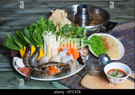 Meeresfrüchte-Eintopf mit Garnelen, Krabben, Gemüse, Muscheln und Tintenfische Stockfoto