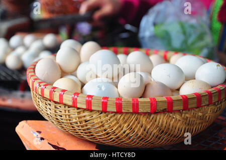 Weiße Hühnereier im Bambuskorb Stockfoto