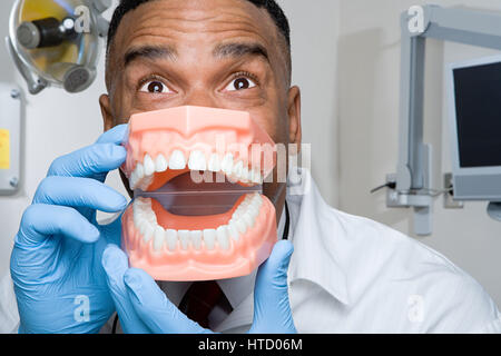Zahnarzt Holding falsche Zähne Stockfoto