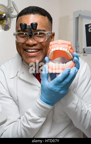 Zahnarzt Holding falsche Zähne Stockfoto