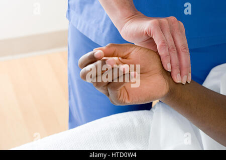 Krankenschwester Überprüfung Patienten Puls Stockfoto