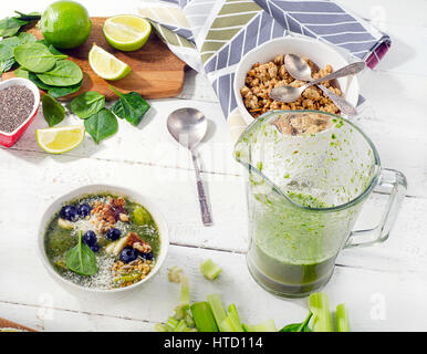 Frische gesunde Smoothies mit frischen Früchten und Gemüse. Stockfoto