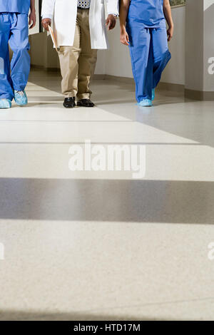 Ärzte Korridor hinunter Stockfoto