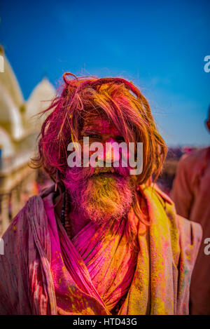 Ein bärtiger Mann indische verschmiert mit Farbe auf dem Festival von Holi 2017 bei Nandgaon, Mathura, Uttar Pradesh, Indien Stockfoto