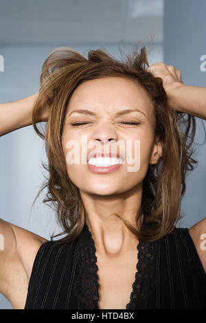 Geschäftsfrau, die ihre Haare herausreißen Stockfoto