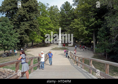 Die Gedenkstätte Obelisk neben der Brücke bei North Bridge North Bridge, Ort der Schlacht von Concord, Concord, MA, USA. Stockfoto