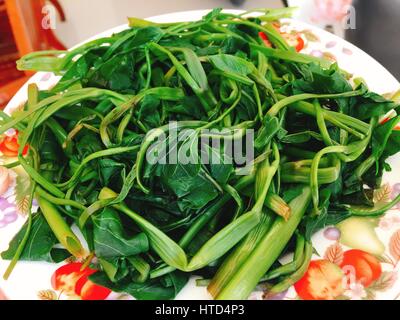 Rau Muong oder gekochte vietnamesische Prunkwinde Gemüse auf Teller Stockfoto