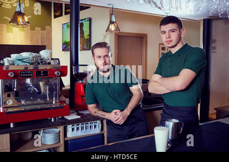 Zwei Jungs Barkeeper Barista Kellner hinter der Bar Arbeitsplatz. Stockfoto