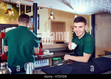 Zwei Jungs Barkeeper Barista Kellner hinter der Bar Arbeitsplatz. Stockfoto