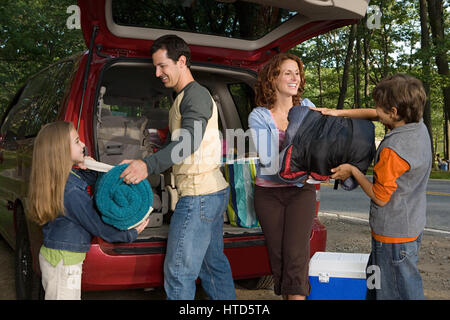 Auspacken Familienauto Stockfoto