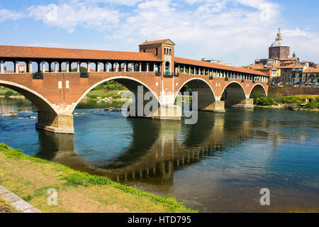 Die Ponte Coperto (überdachte Brücke), auch bekannt als der Ponte Vecchio (alte Brücke), ein Backstein und Steinbogenbrücke über den Fluss Ticino in Pavia, Italien. Stockfoto