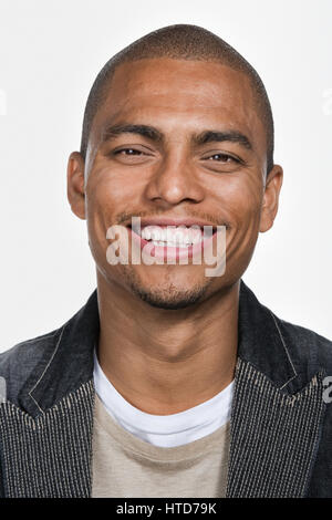 Porträt des jungen Erwachsenen afroamerikanische Mann Stockfoto