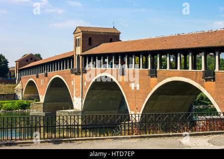 Die Ponte Coperto (überdachte Brücke), auch bekannt als der Ponte Vecchio (alte Brücke), ein Backstein und Steinbogenbrücke über den Fluss Ticino in Pavia, Italien. Stockfoto