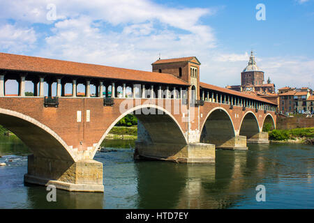 Die Ponte Coperto (überdachte Brücke), auch bekannt als der Ponte Vecchio (alte Brücke), ein Backstein und Steinbogenbrücke über den Fluss Ticino in Pavia, Italien. Stockfoto