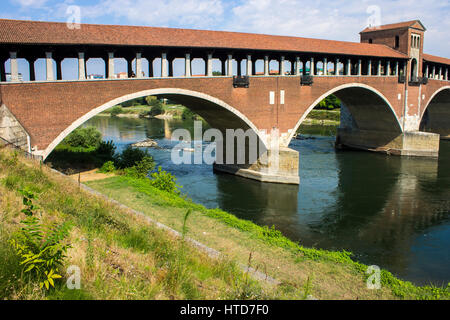 Die Ponte Coperto (überdachte Brücke), auch bekannt als der Ponte Vecchio (alte Brücke), ein Backstein und Steinbogenbrücke über den Fluss Ticino in Pavia, Italien. Stockfoto