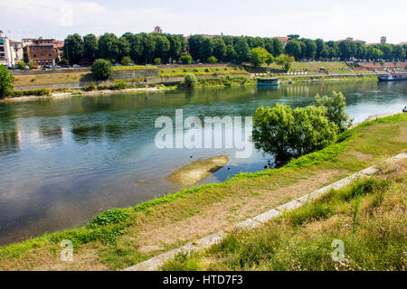 Die Ponte Coperto (überdachte Brücke), auch bekannt als der Ponte Vecchio (alte Brücke), ein Backstein und Steinbogenbrücke über den Fluss Ticino in Pavia, Italien. Stockfoto