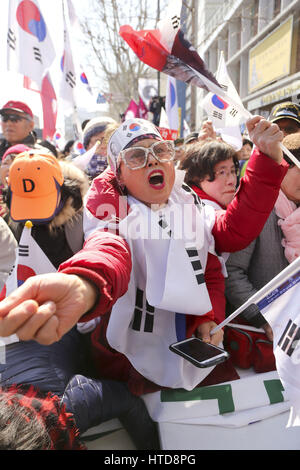 Seoul, Südkorea. 10. März 2017. Unterstützer des südkoreanischen Präsidenten Park Geun-Hye reagieren nach dem Gerichtsurteil über die Amtsenthebung des Parks in der Nähe des Verfassungsgerichts. Bildnachweis: Min Won-Ki/ZUMA Draht/Alamy Live-Nachrichten Stockfoto