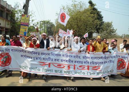Nagaon, Assam. 10. März 2017. Alle Assam Studenten Union (AASU) zusammen mit anderen Organisationen herausnehmen eines "Satyagrha'rally im Nagaon Bezirk Assam am Freitag, protestieren gegen die Schändung der AASU-Büro in Silapthar von einer bengalischen Organisation am Montag. Bildnachweis: DIGANTA DIEZINGER/Alamy Live-Nachrichten Stockfoto