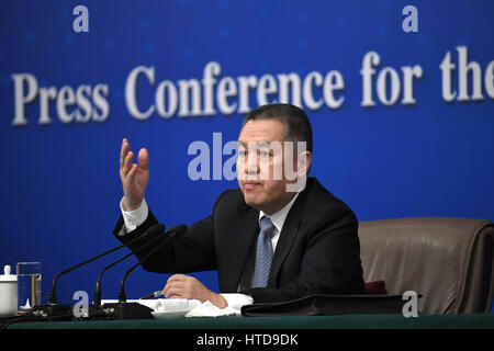 (170310)--Peking, 10. März 2017 (Xinhua)--Zhang Mao, Leiter der staatlichen Verwaltung für Industrie und Handel, Antworten auf Fragen bei einer Pressekonferenz zur Vertiefung der Reformen auf Commerce Angelegenheiten Verwaltung für die fünfte Sitzung des 12. nationalen Volkskongresses in Peking, Hauptstadt von China, 10. März 2017.  (Xinhua/Zhao Yingquan)  (Zhs) Stockfoto