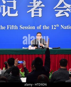 (170310)--Peking, 10. März 2017 (Xinhua)--Zhang Mao, Leiter der staatlichen Verwaltung für Industrie und Handel, Antworten auf Fragen bei einer Pressekonferenz zur Vertiefung der Reformen auf Commerce Angelegenheiten Verwaltung für die fünfte Sitzung des 12. nationalen Volkskongresses in Peking, Hauptstadt von China, 10. März 2017.  (Xinhua/Li Xin)  (Zhs) Stockfoto