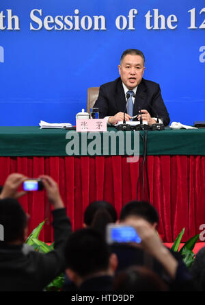 (170310)--Peking, 10. März 2017 (Xinhua)--Zhang Mao, Leiter der staatlichen Verwaltung für Industrie und Handel, Antworten auf Fragen bei einer Pressekonferenz zur Vertiefung der Reformen auf Commerce Angelegenheiten Verwaltung für die fünfte Sitzung des 12. nationalen Volkskongresses in Peking, Hauptstadt von China, 10. März 2017.  (Xinhua/Li Xin)  (Zhs) Stockfoto