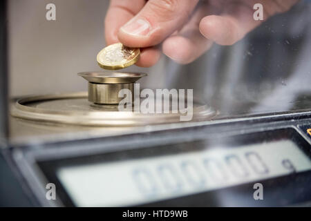 London, UK. 9. März 2017. Neue 1 Pfund-Münzen in London Assay Office vor ihrer Veröffentlichung 28. März 2017 getestet. Im Bild: Chris Walne, Laborleiter, The Goldsmiths Firma Assay Office, wiegt eine der 12 doppelseitige Pfund Münzen auf der Analysenwaage. Es muss 8,75 g oder innerhalb bestimmter Toleranz dafür. Die neue Münze ist leichter als die aktuelle Münze von. 75g. Bildnachweis: Guy Corbishley/Alamy Live-Nachrichten Stockfoto