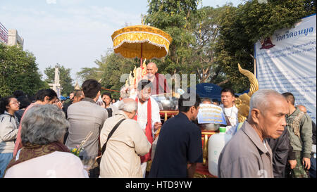 Chiang Mai, Thailand - 19. Februar 2017: Menschen mit Lebensmittel und Gegenstände, ein buddhistischer Mönch und wird im Sri Don Mond Tempel in Chiang Mai, Thailand am 19. Februar 2017 gesegnet. Stockfoto