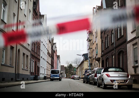 Herne, Deutschland. 10. März 2017. Blick in die Sedanstrasse (Limousine Street) in Herne, Deutschland, 10. März 2017 abgesperrt. Marcel H., der mutmaßliche Mörder eines 9 Jahre alten Jungen namens Jaden, benachrichtigt die Polizei eines Feuers in Sedanstrasse (Limousine Straße) am Abend des 9. März 2017 führt die Ermittler auf den Körper eines Mannes. Foto: Marcel Kusch/Dpa/Alamy Live News Stockfoto