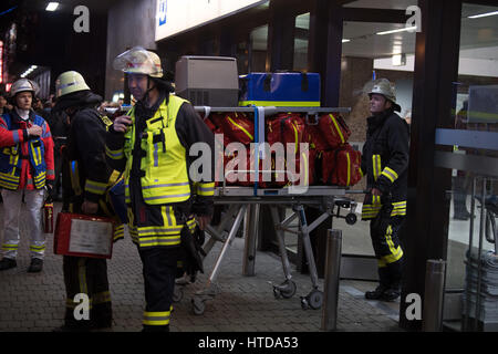 Düsseldorf, Deutschland. 9. März 2017. Einsatzkräfte verlassen den Hauptbahnhof von Düsseldorf, Deutschland, 9. März 2017. Ein Mann mit einer Axt bewaffnet hatte mehrere verletzte am Düsseldorfer Hauptbahnhof. Foto: Federico Gambarini/Dpa/Alamy Live News Stockfoto