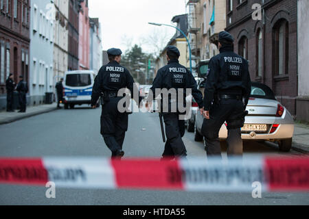 Herne, Deutschland. 10. März 2017. Polizistinnen und Polizisten zu Fuß in abgesperrt Sedanstrasse (Limousine Street) in Herne, Deutschland, 10. März 2017. Marcel H., der mutmaßliche Mörder eines 9 Jahre alten Jungen namens Jaden, benachrichtigt die Polizei eines Feuers in Sedanstrasse (Limousine Straße) am Abend des 9. März 2017 führt die Ermittler auf den Körper eines Mannes. Foto: Marcel Kusch/Dpa/Alamy Live News Stockfoto