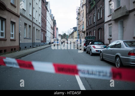 Herne, Deutschland. 10. März 2017. Polizistinnen und Polizisten zu Fuß in abgesperrt Sedanstrasse (Limousine Street) in Herne, Deutschland, 10. März 2017. Marcel H., der mutmaßliche Mörder eines 9 Jahre alten Jungen namens Jaden, benachrichtigt die Polizei eines Feuers in Sedanstrasse (Limousine Straße) am Abend des 9. März 2017 führt die Ermittler auf den Körper eines Mannes. Foto: Marcel Kusch/Dpa/Alamy Live News Stockfoto