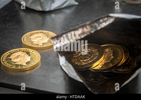 Sowie standard 20p, 50p, £1 und £2 Münzen testet das London Kontrollamt auch Gedenkmünzen in ihrem Labor an der Goldsmiths Firma Assay Office. Sehen Sie hier eine Mischung aus Beweis souverän Goldmünzen. Stockfoto