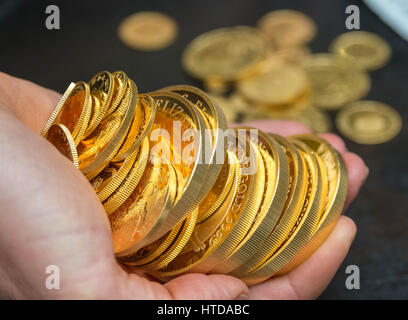 London, UK. 9. März 2017. Sowie standard 20p, 50p, £1 und £2 Münzen testet das London Kontrollamt auch Gedenkmünzen. Abgebildet hier eine Mischung aus gold Sovereign Proof Münzen Credit: Guy Corbishley/Alamy Live News Stockfoto