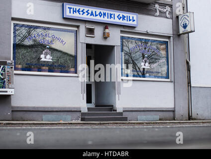 Herne, Deutschland. 10. März 2017. Das Thessaloniki Grill auf Sedanstrasse (Limousine Straße) geschlossen, noch in Herne, Deutschland, 10. März 2017. Marcel H., der mutmaßliche Mörder eines 9 Jahre alten Jungen namens Jaden, benachrichtigt die Polizei eines Feuers in Sedanstrasse (Limousine Straße) am Abend des 9. März 2017 führt die Ermittler auf den Körper eines Mannes. Foto: Marcel Kusch/Dpa/Alamy Live News Stockfoto