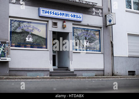 Herne, Deutschland. 10. März 2017. Das Thessaloniki Grill auf Sedanstrasse (Limousine Straße) geschlossen, noch in Herne, Deutschland, 10. März 2017. Marcel H., der mutmaßliche Mörder eines 9 Jahre alten Jungen namens Jaden, benachrichtigt die Polizei eines Feuers in Sedanstrasse (Limousine Straße) am Abend des 9. März 2017 führt die Ermittler auf den Körper eines Mannes. Foto: Marcel Kusch/Dpa/Alamy Live News Stockfoto