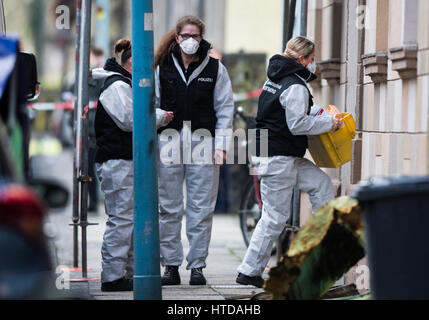 Herne, Deutschland. 10. März 2017. Forensik-Spezialisten sammeln Beweise am Tatort in Sedanstrasse (Limousine Straße) in Herne, Deutschland, 10. März 2017. Marcel H., der mutmaßliche Mörder eines 9 Jahre alten Jungen namens Jaden, benachrichtigt die Polizei eines Feuers in Sedanstrasse (Limousine Straße) am Abend des 9. März 2017 führt die Ermittler auf den Körper eines Mannes. Foto: Marcel Kusch/Dpa/Alamy Live News Stockfoto