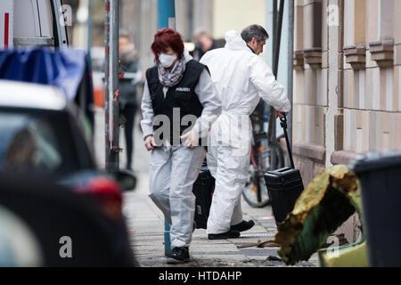 Herne, Deutschland. 10. März 2017. Forensik-Spezialisten am Tatort in Sedanstrasse (Limousine Straße) in Herne, Deutschland, 10. März 2017. Marcel H., der mutmaßliche Mörder eines 9 Jahre alten Jungen namens Jaden, benachrichtigt die Polizei eines Feuers in Sedanstrasse (Limousine Straße) am Abend des 9. März 2017 führt die Ermittler auf den Körper eines Mannes. Foto: Marcel Kusch/Dpa/Alamy Live News Stockfoto