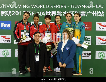 Guangzhou, China Guangdong Provinz. 10. März 2017. Splitter-Medaillengewinner, die Kanadas Francois Imbeau-Dulac/Jennifer Abel, Goldmedaillengewinner China Li Zheng/Wang Han und Bronze Medaillenträger Australien Domonic Bedggood/Maddison Keeney (oben L nach oben R) mit Gästen während der Preisverleihung für gemischte 3m Sprungbrett synchronisiert Veranstaltung an die 2017 FINA Diving World Series in Guangzhou, Hauptstadt der südchinesischen Provinz Guangdong, 10. März 2017 darstellen. Bildnachweis: Jia Yuchen/Xinhua/Alamy Live-Nachrichten Stockfoto