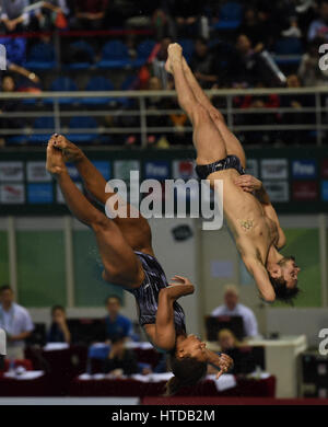 Guangzhou, China Guangdong Provinz. 10. März 2017. Kanadas Francois Imbeau-Dulac (R) / Jennifer Abel konkurrieren während die Mixed 3m synchronisiert Sprungbrett-Event an der 2017 FINA Diving World Series in Guangzhou, Hauptstadt der südchinesischen Provinz Guangdong, 10. März 2017. Sie belegte den zweiten Platz der Veranstaltung mit 326,16 Punkten. Bildnachweis: Jia Yuchen/Xinhua/Alamy Live-Nachrichten Stockfoto