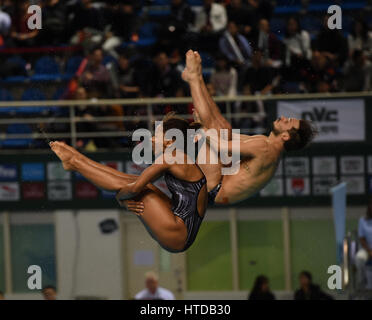 Guangzhou, China Guangdong Provinz. 10. März 2017. Kanadas Francois Imbeau-Dulac (R) / Jennifer Abel konkurrieren während die Mixed 3m synchronisiert Sprungbrett-Event an der 2017 FINA Diving World Series in Guangzhou, Hauptstadt der südchinesischen Provinz Guangdong, 10. März 2017. Sie belegte den zweiten Platz der Veranstaltung mit 326,16 Punkten. Bildnachweis: Jia Yuchen/Xinhua/Alamy Live-Nachrichten Stockfoto