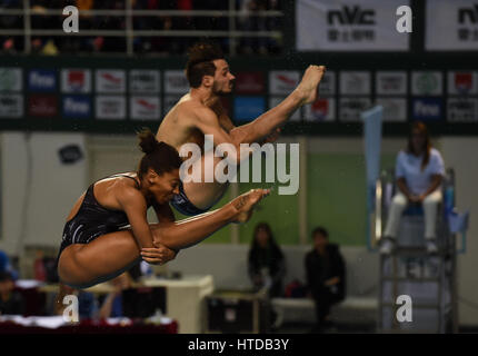 Guangzhou, China Guangdong Provinz. 10. März 2017. Kanadas Francois Imbeau-Dulac (oben) / Jennifer Abel zu konkurrieren, während der gemischten 3m Sprungbrett synchronisiert Veranstaltung an die 2017 FINA Diving World Series in Guangzhou, Hauptstadt der südchinesischen Provinz Guangdong, 10. März 2017. Sie belegte den zweiten Platz der Veranstaltung mit 326,16 Punkten. Bildnachweis: Jia Yuchen/Xinhua/Alamy Live-Nachrichten Stockfoto