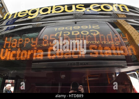 Victoria Coach Station, London, UK. 10. März 2017. Klassische Reisebusse und Omnibusse auf dem Display über das Wochenende bei der Victoria Coach Station 85. Jahrestag Festival. Bildnachweis: Matthew Chattle/Alamy Live-Nachrichten Stockfoto