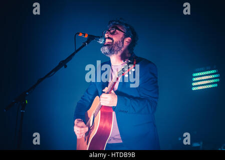 Venaria, Italien. 9. März 2017. Brunori Sas (richtiger Name Dario Brunori) die live auf der Bühne des Teatro della Concordia in Venaria für sein "Casa Tutto Bene" Tour 2017 Konzert Credit: Cronos Foto/Alamy Live News Stockfoto