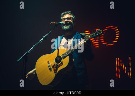 Venaria, Italien. 9. März 2017. Brunori Sas (richtiger Name Dario Brunori) die live auf der Bühne des Teatro della Concordia in Venaria für sein "Casa Tutto Bene" Tour 2017 Konzert Credit: Cronos Foto/Alamy Live News Stockfoto
