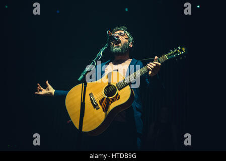 Venaria, Italien. 9. März 2017. Brunori Sas (richtiger Name Dario Brunori) die live auf der Bühne des Teatro della Concordia in Venaria für sein "Casa Tutto Bene" Tour 2017 Konzert Credit: Cronos Foto/Alamy Live News Stockfoto