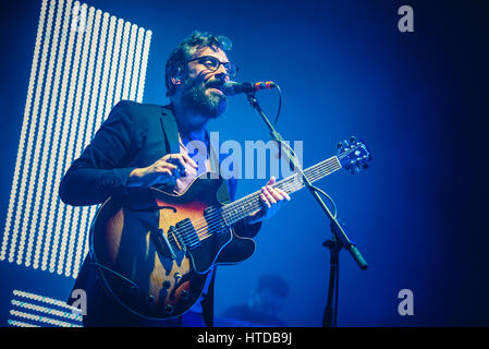 Venaria, Italien. 9. März 2017. Brunori Sas (richtiger Name Dario Brunori) die live auf der Bühne des Teatro della Concordia in Venaria für sein "Casa Tutto Bene" Tour 2017 Konzert Credit: Cronos Foto/Alamy Live News Stockfoto