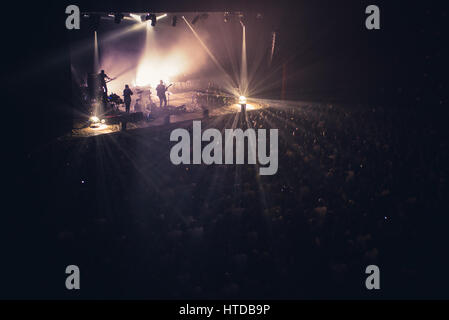 Venaria, Italien. 9. März 2017. Brunori Sas (richtiger Name Dario Brunori) die live auf der Bühne des Teatro della Concordia in Venaria für sein "Casa Tutto Bene" Tour 2017 Konzert Credit: Cronos Foto/Alamy Live News Stockfoto