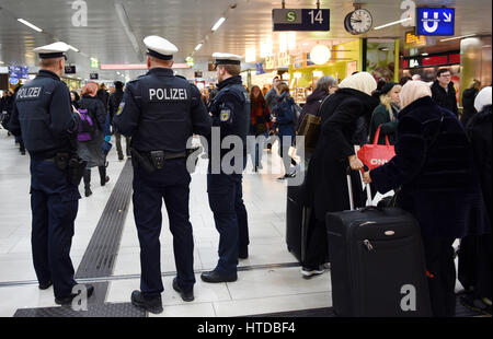 Düsseldorf, Deutschland. 10. März 2017. Polizisten stehen im Düsseldorfer Hauptbahnhof in Deutschland, 10. März 2017. Ein Mann mit einer Axt bewaffnet hatte mehrere Personen am Düsseldorfer Hauptbahnhof am Vorabend verletzt. Bildnachweis: Dpa picture Alliance/Alamy Live News Stockfoto